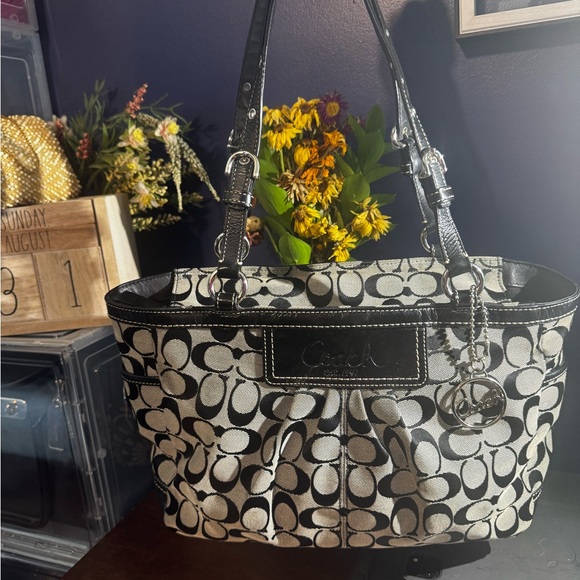 Coach Signature Black & Grey Jacquard Tote with Patent Trim – Authentic F15437 - Picture 1 of 6